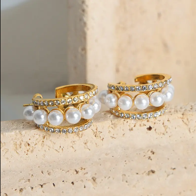 Pearl and gold diamond earring